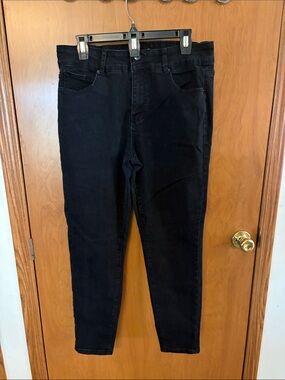 Women's Black Skinny Jeans - Sleek Stretch Denim